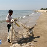 صید-سنتی-ماهی-در اندک-ساحل-ماسه‌ای-بندر-دیّر-عکاس-احسان-میرزائی-سایت-گیچ