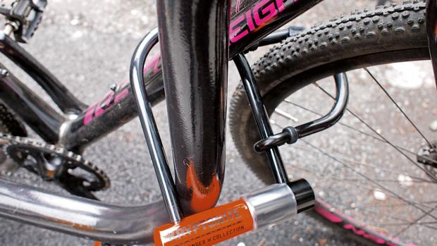 قفل یو شکل برای دوچرخه‌ها هم استفاده می‌شود، طوری که تنه یا چرخ را به یک گارد مهار می‌کند.