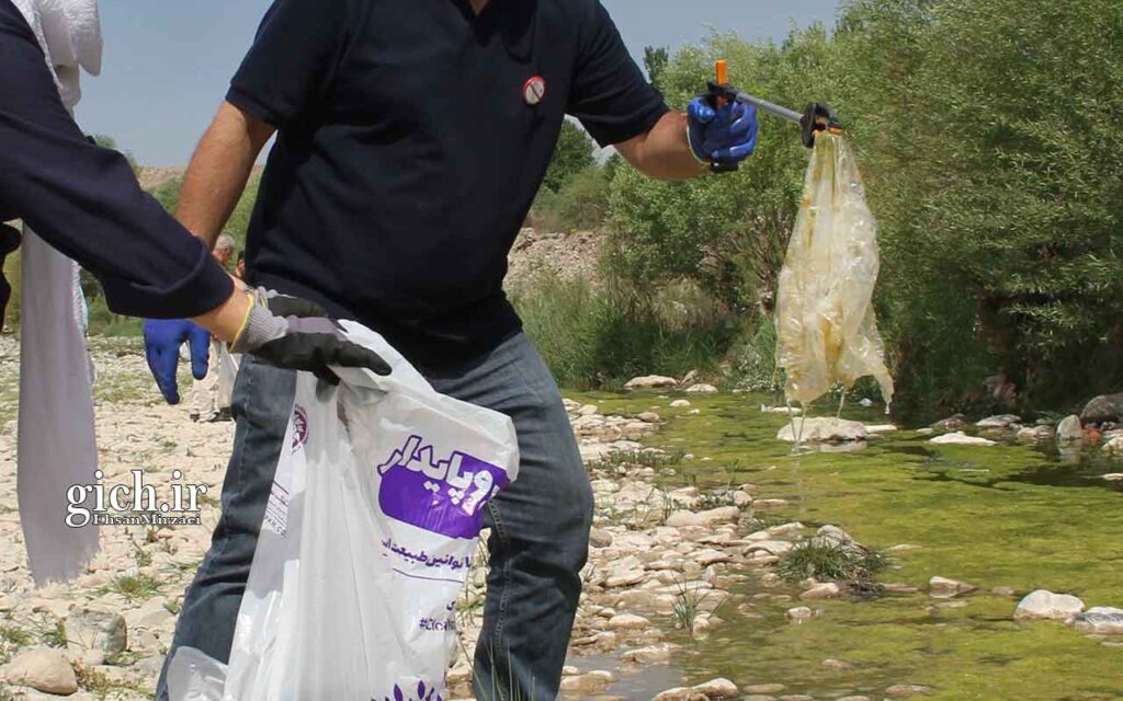 خارج کردن کیسه پلاستیکی از داخل آب | پاکسازی بستر جاجرود در پارک ملی خجیر، روستای سنجریون | پنج‌شنبه ۷ اردیبهشت ۱۴۰۲ | عکاس احسان میرزائی | مجله گیچ